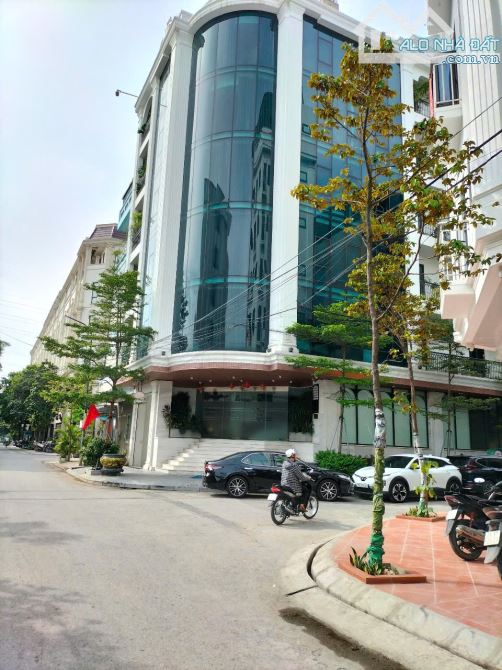 Bán Tòa VP Vạn Phúc, Quận Hà Đông, 230m2, MT 30m, 8 Tầng + 1 Hầm, Lô Góc, TM.