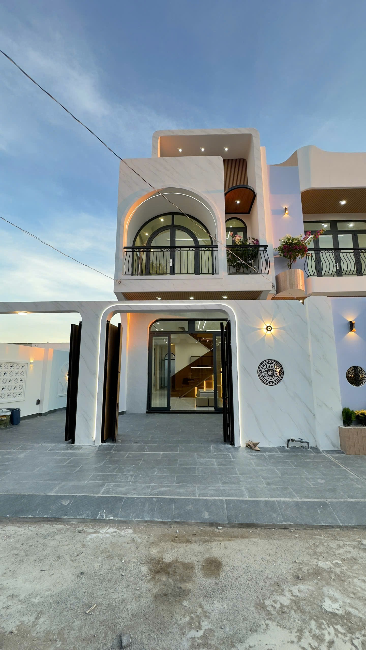Nhà mặt tiền 8x18 tiện KD buôn bán..gần Vòng xoay An Lạc, 350tr ở ngay. 0584.077.611.