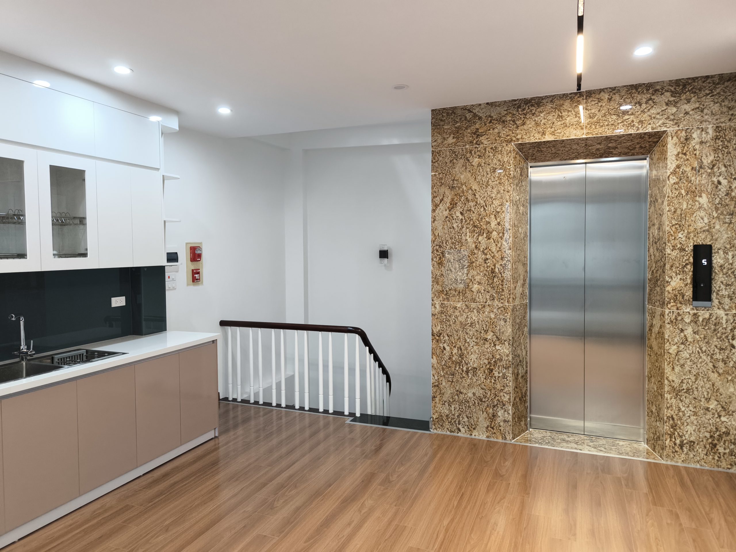 BÁN NHÀ Cực ĐẸP - THANG MÁY - GẦN HỒ TÙNG MẬU – GIÁ CHÀO NHỈNH 8 TỶ Cầu Giấy – Trung tâm kết nối – Gần các trường đại học lớn