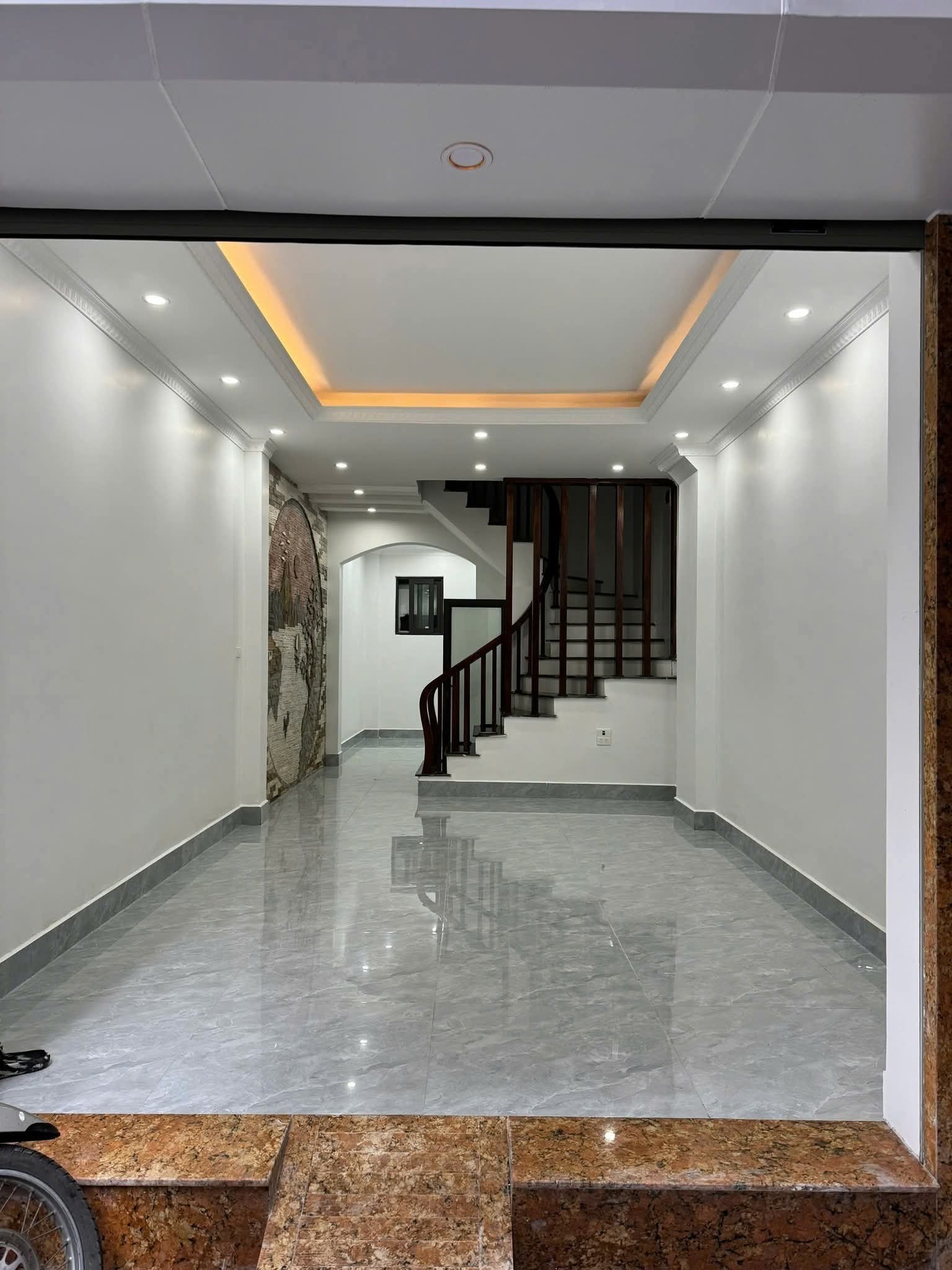 Bán nhà ngõ 5 Trần thái tông, 40m².x 5Tx giá 12 tỷ.ngõ thông, ô tô qua nhà,5 bước chân ra ô tô tránh