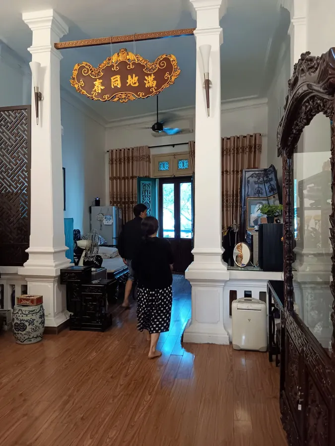Nhà cổ tầng 2 nguyên bản, quận Hoàn Kiếm. Sử dụng thực tế lên đến 160 mét 2 sàn. Giá 11.98 tỷ - cực kỳ hợp lý cho căn nhà giữ được nét cổ xưa nguyên bản.