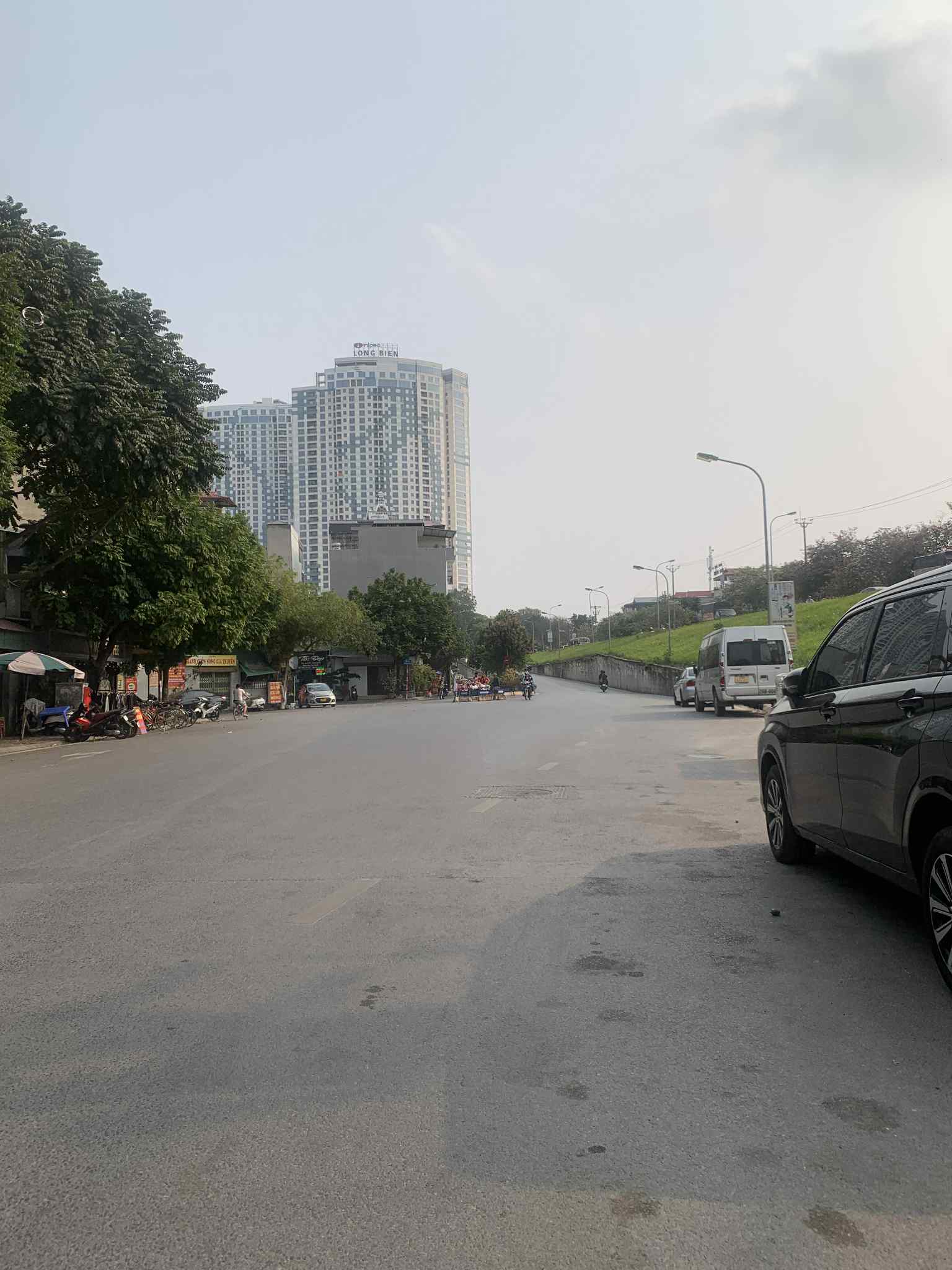 bán biệt thự sân vườn Ngọc Thụy, 190m x 4 tầng, mặt tiền 7.6m, ôtô tránh, nở hậu