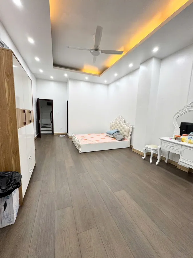 Bán Nhà Dân Xây Thịnh Quang. Đống Đa. DT 47m2. MT 4,3m. 5 Tầng. Giá 8,48 Tỷ.
