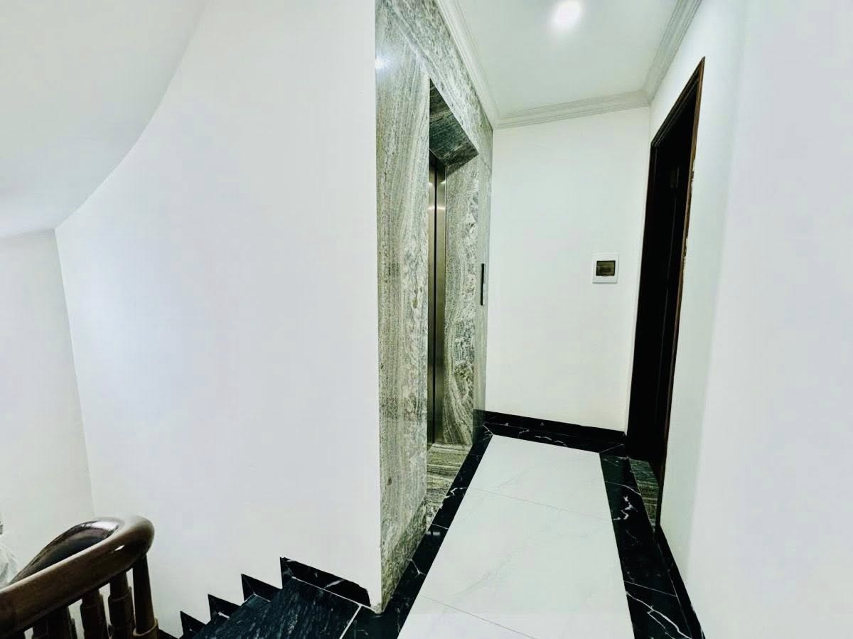 SIÊU PHẨM HỒ TÙNG MẬU OTO TRÁNH NHÀ MỚI TINH 7T THANG MÁY