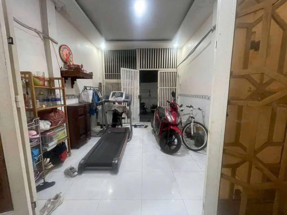 NHÀ CẤP 4 DỌN VÀO Ở NGAY - 70M2 - HẺM XE HƠI - 50M RA TÔ KÝ - SÁT BÊN CHỢ NGÃ BA BẦU - KHU VỰC CỰC KỲ AN NINH - GIÁ CHỈ 3.X TỶ.