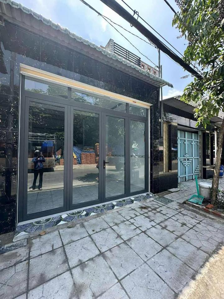 NHÀ 2 TẦNG ĐÚC MỚI TINH - 56M2 - MẶT TIỀN ĐƯỜNG NHỰA 10M THÔNG TỨ TUNG - CÁCH ĐƯỜNG DẪN LÊN VÀNH ĐAI 3 KHOẢNG 300M - TÂN HIỆP. HÓC MÔN - GIÁ RẺ CHỈ 3,9 TỶ TL.