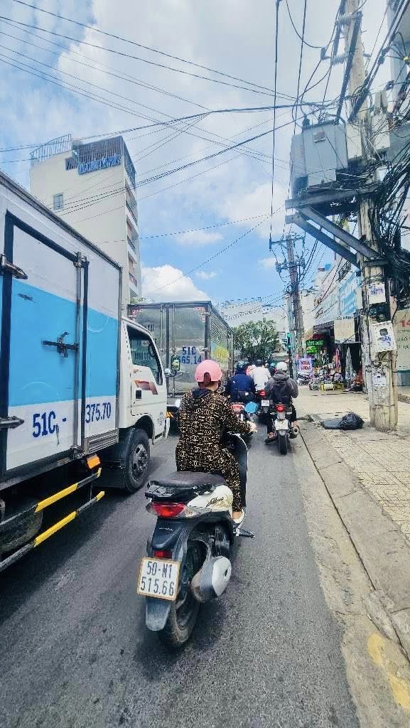 NGỘP - GẦN AEON - HẺM 6M SÁT MT - 4 TẦNG - 70M NGANG 5 - DÒNG TIỀN 20 NHỈNH 9