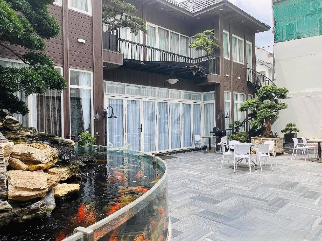 BÁN VILLA, NHÀ HÀNG, CAFFE 550M2, MT 15M PHỐ NGỌC THỤY 121 TỶ, DÒNG TIỀN 300 TRIỆU/THÁNG