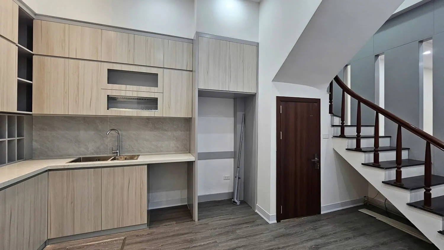 BÁN NHÀ HOÀNG HOA THÁM- BA ĐÌNH - 52M- 5 TẦNG - DÒNG TIỀN ỔN ĐỊNH - GẦN PHỐ.