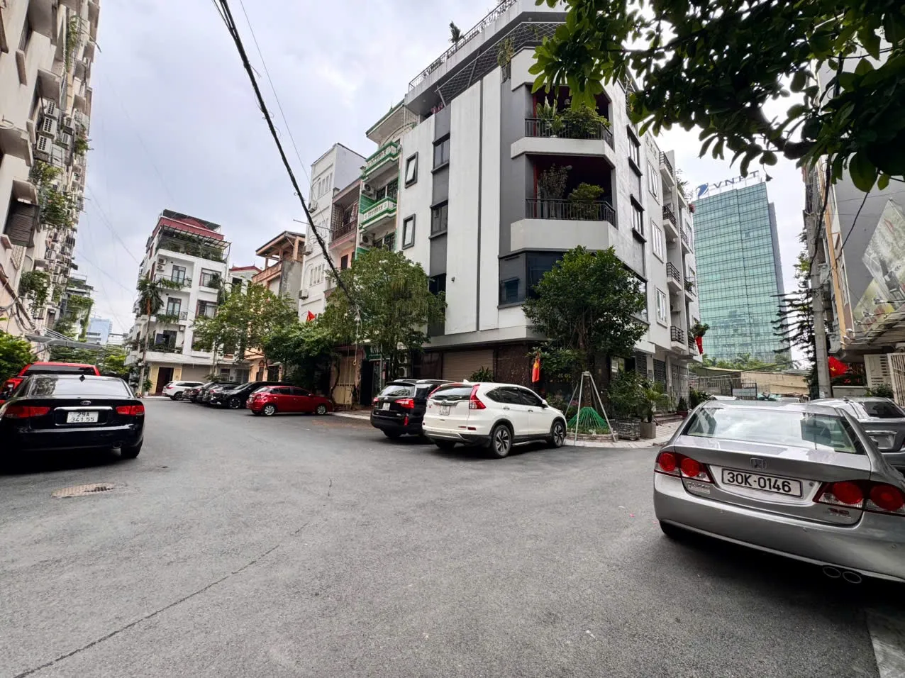 Bán đất tặng nhà Nghĩa Đô, 30 tỷ, 98m2, mặt tiền 8m, ô tô tránh, vỉa hè, kinh doanh