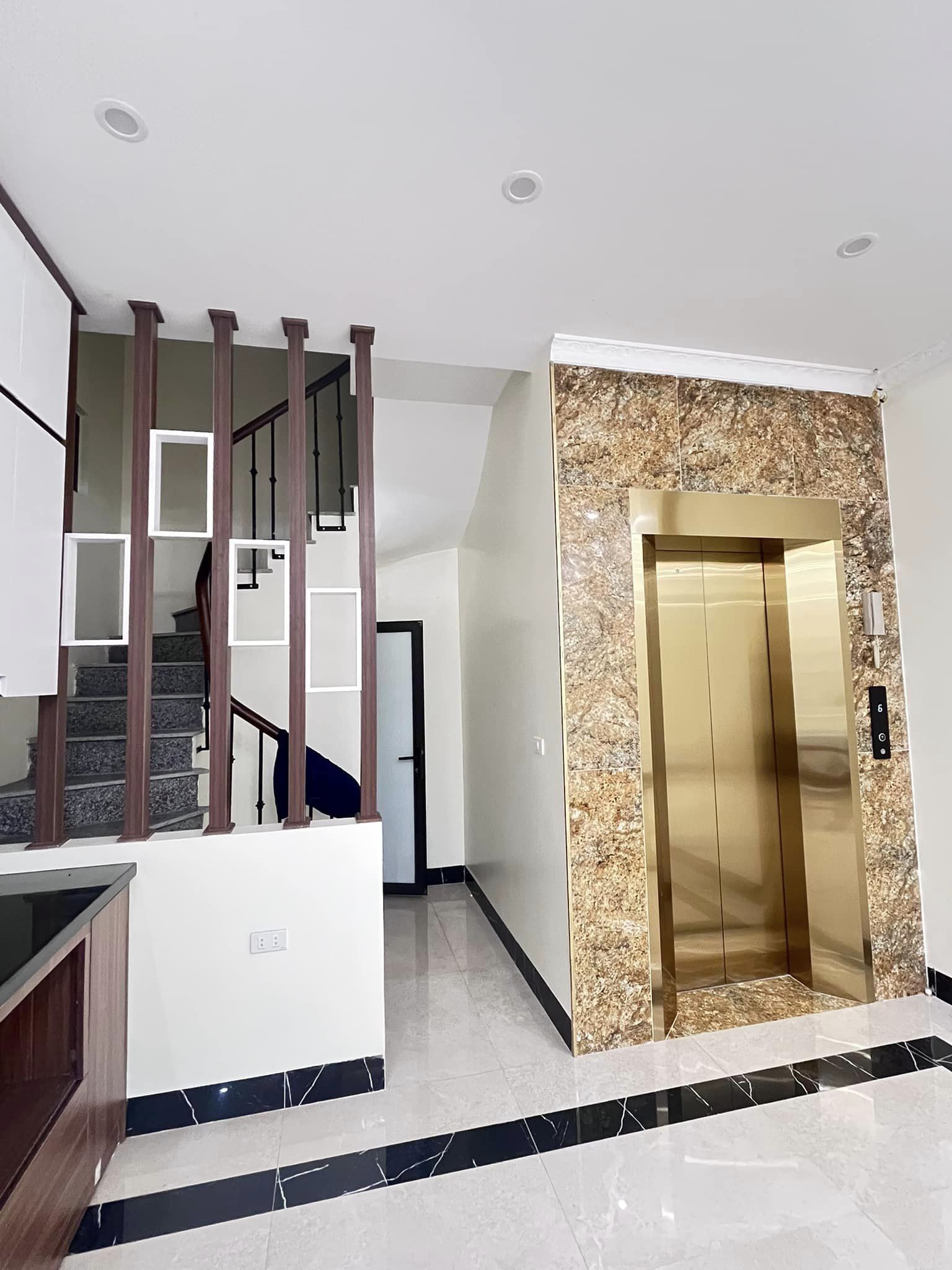 Cần bán gấp siêu phẩm Cầu Giấy 40m2, 6T, lô góc, thang máy, mặt ngõ thông kinh doanh