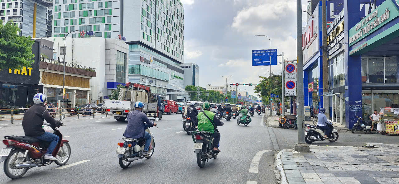 Bán gấp Biệt thự Nguyễn Thái Bình, 3.5 tầng, 5PN rộng, hẻm thông, sát nhà ga T3, SHR.