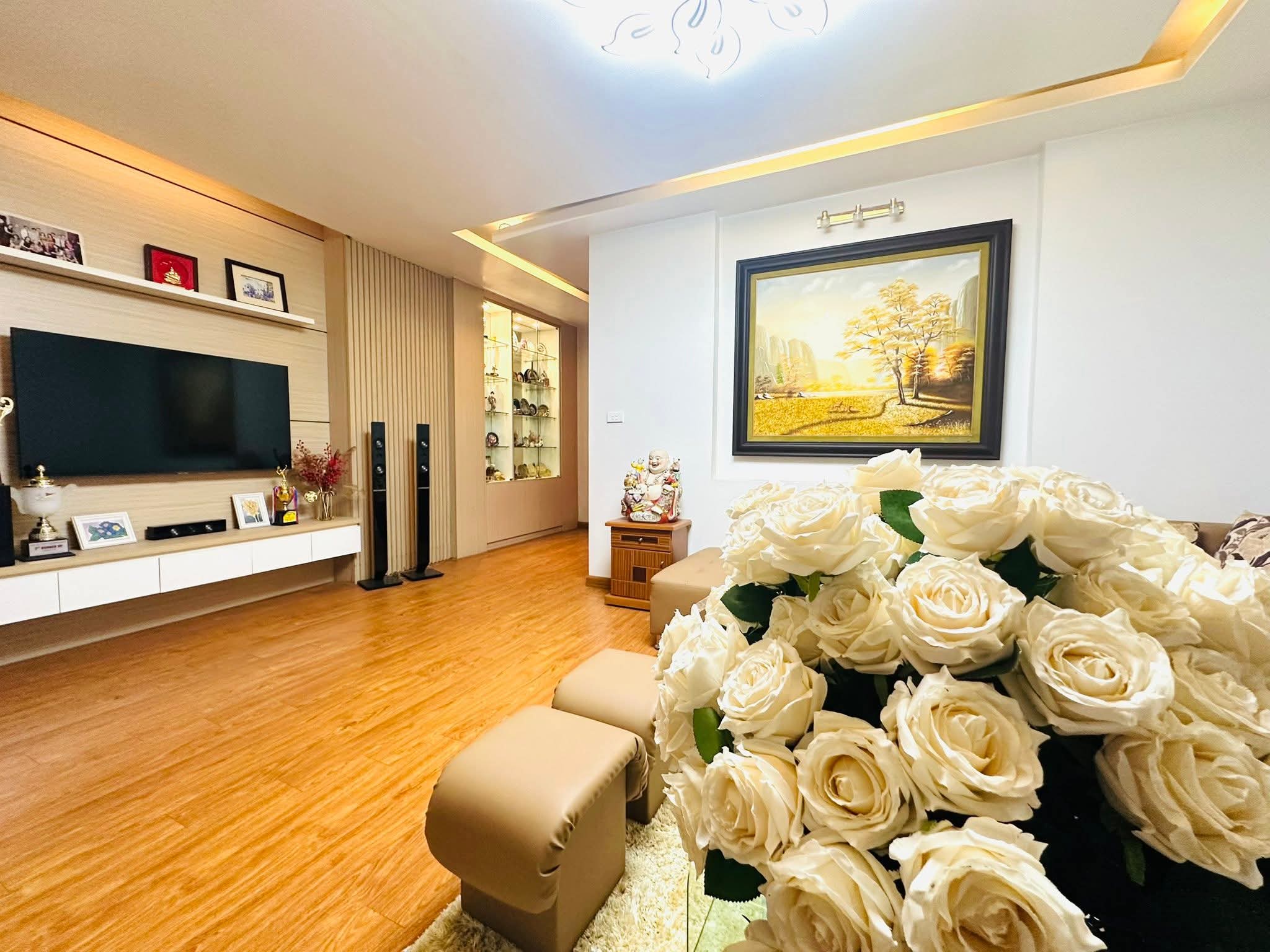 Bán nhà ngõ 30 Nghĩa Đô, Cầu Giấy, 70m2, 28tỷ, mặt tiền 5.8m, ô tô tránh, vỉa hè, kinh doanh