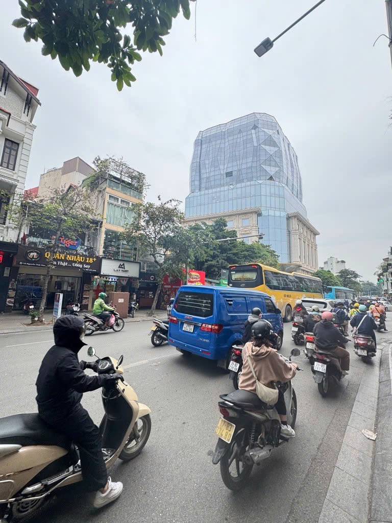 Bán nhà mặt phố Nguyễn Thái Học 40m2, 6 tầng thang máy giá 27 tỷ hộ khẩu Hoàn Kiếm