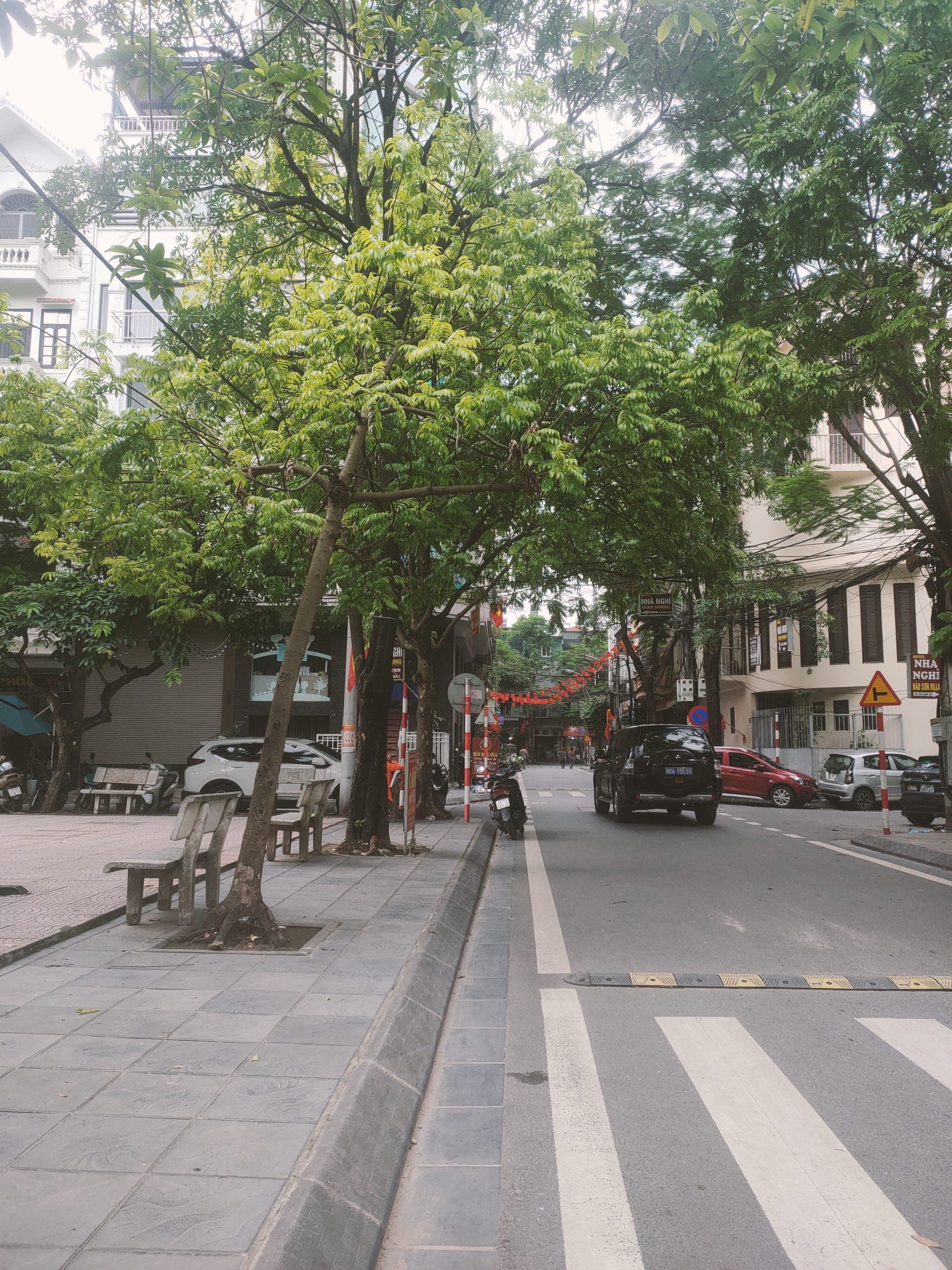 Bán nhà phố Ngụy Như Con Tum, 70m2, vỉa hè ô tô tránh, kinh doanh, 20tỷ