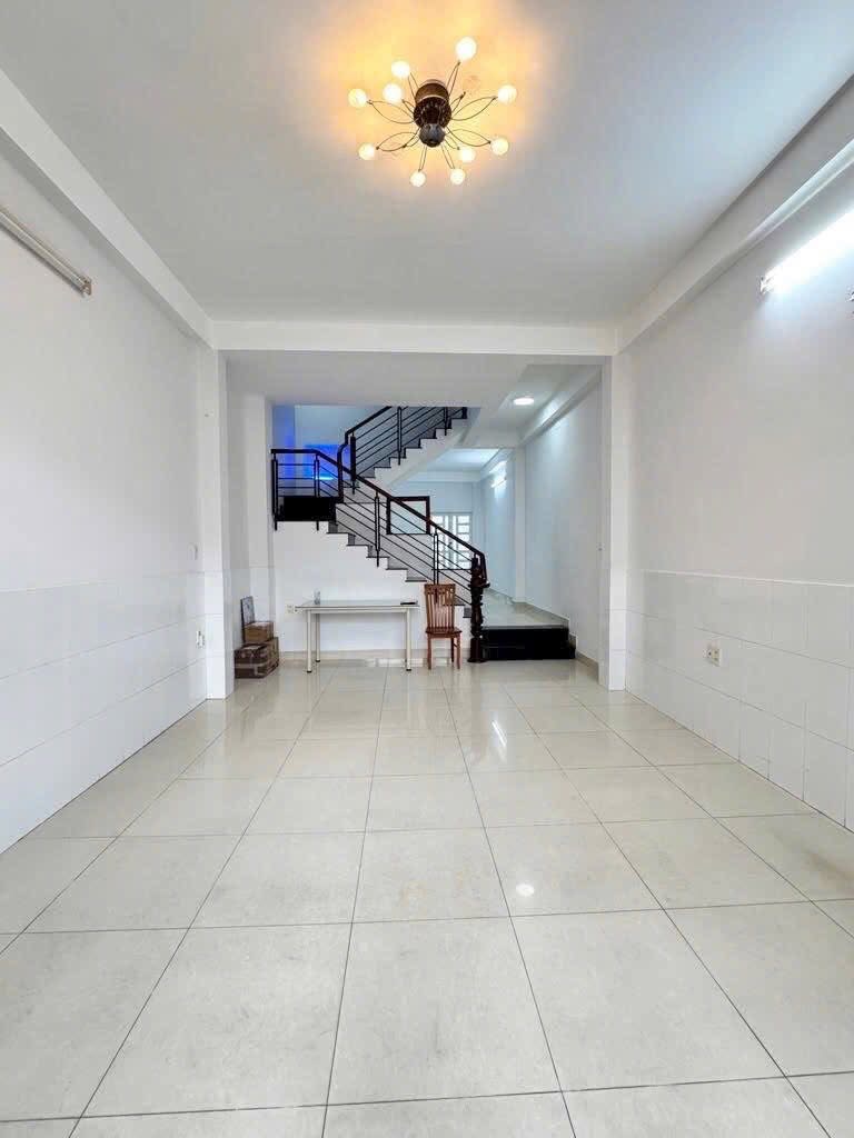 Nhà đẹp, thích hợp ở hoặc làm CHDV. Kinh doanh hay mở cty. Thuận tiện di chuyển các quận.