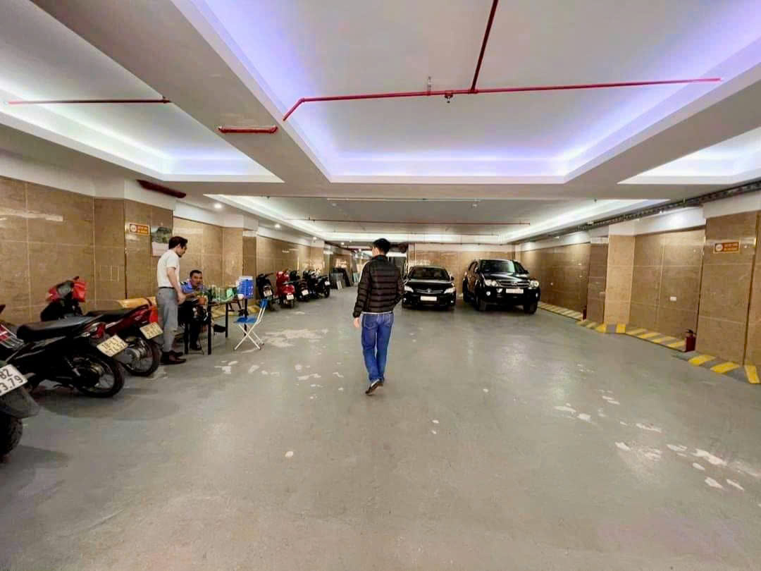 Bán nhà phố Lạc Long Quân 290m2 mặt tiền 15m xây 8 tầng 2 thang máy có hầm gần Hồ Tây