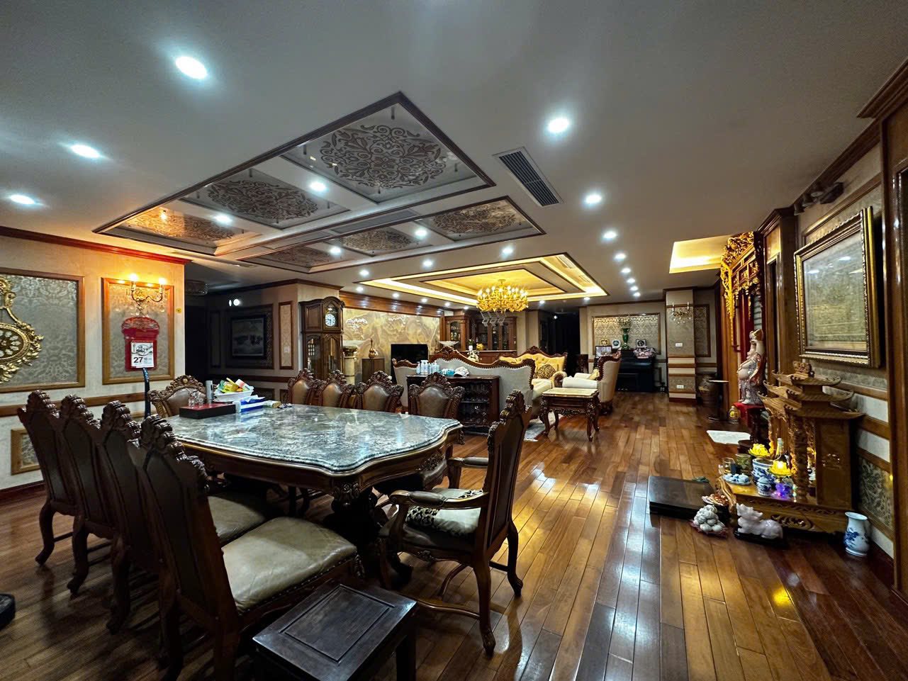 cần bán gấp siêu phẩm penthouse lô góc 309m2, nội thất nhập khẩu cao cấp, view siêu đẹp