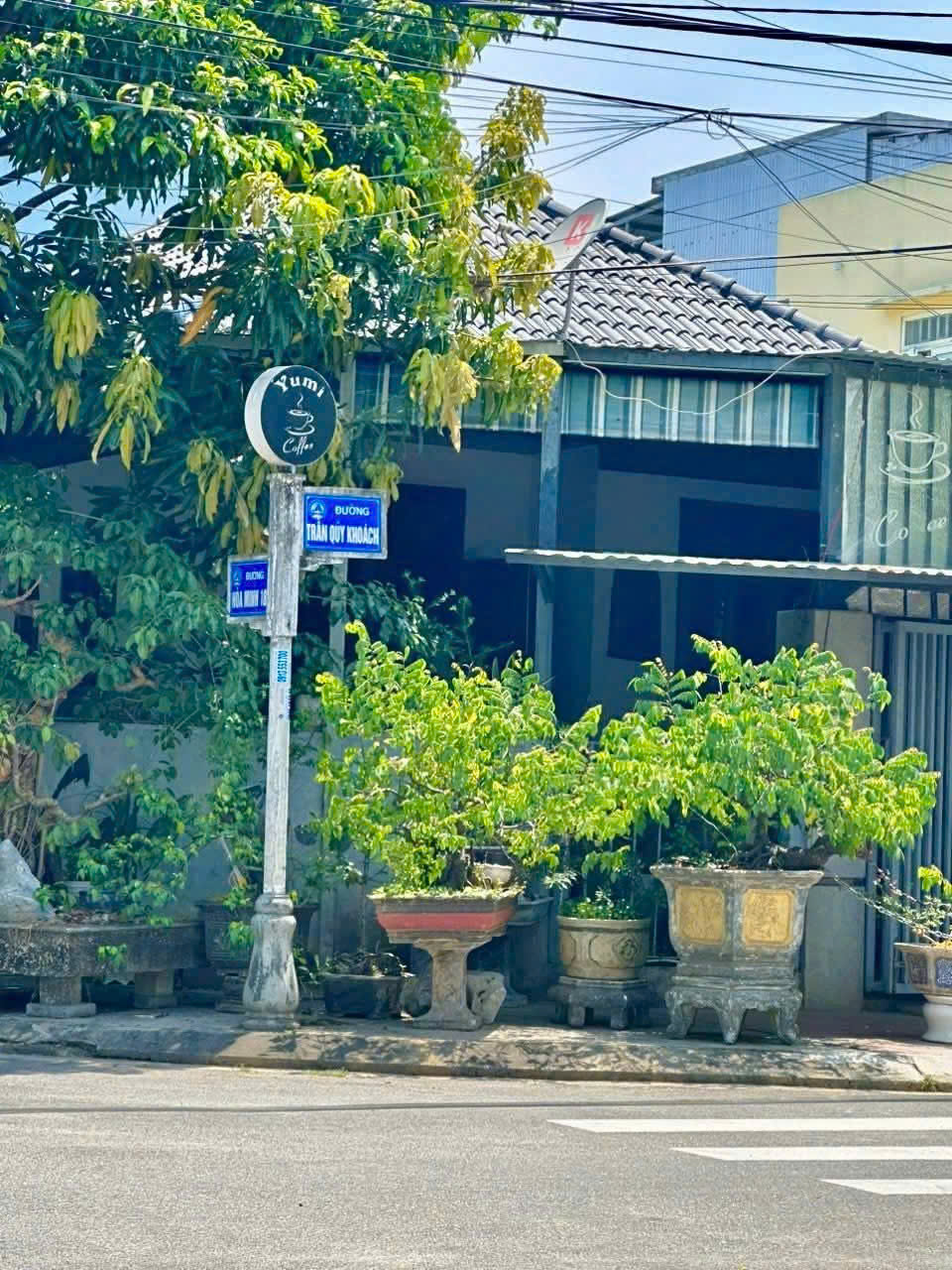 Bán đất tặng nhà mái Thái đang kinh doanh Cafe, đường Trần Quý Khoách và Hoà Minh 18. Dt: 172.8m2 ngang 10m