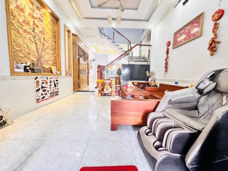 Bán nhà Đông Hòa, 1 Trệt 1 Lầu+ sân thượng, SHR đường xe hơi thông tứ tung