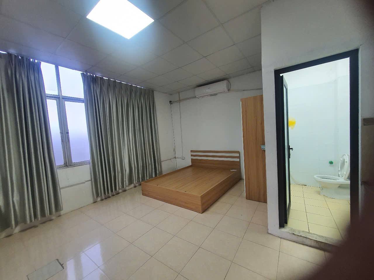 Cho Thuê nhà Mặt Phố Giải Phóng (ngay bến xe Giáp Bát), 400m* 3 tầng KD bất chấp