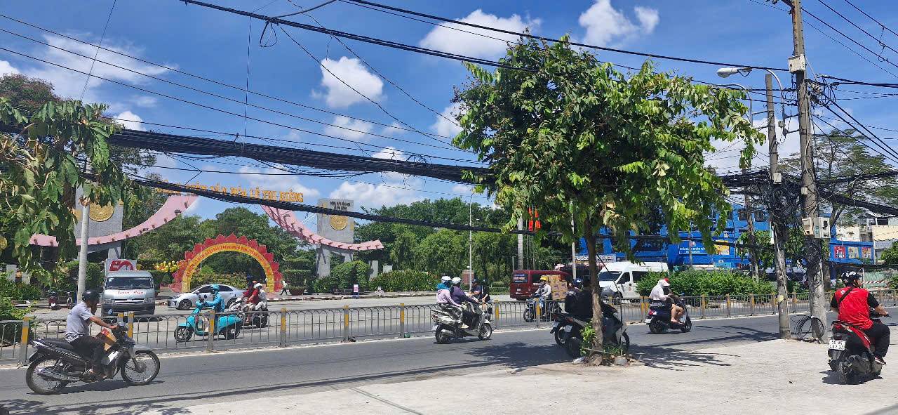 Bán nhà căn góc 5 tầng thang máy, 8PN, hẻm thông 6m sát CMT8, Công Viên Lê Thị Riêng, 250m2, giá cực hấp dẫn.
