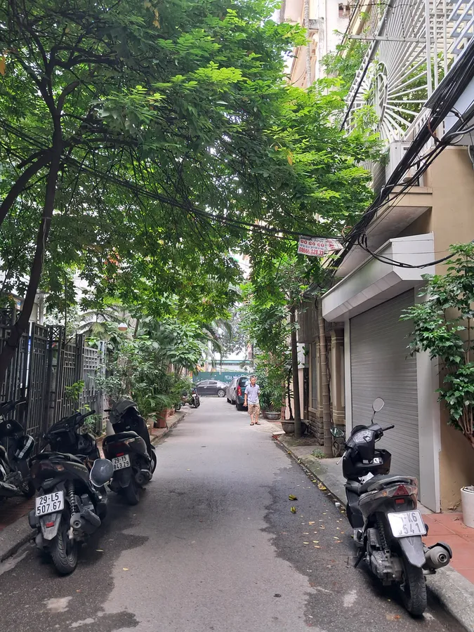 NHÀ ĐẸP PHÂN LÔ TRẦN QUỐC HOÀN VỈA HÈ OTO TRÁNH