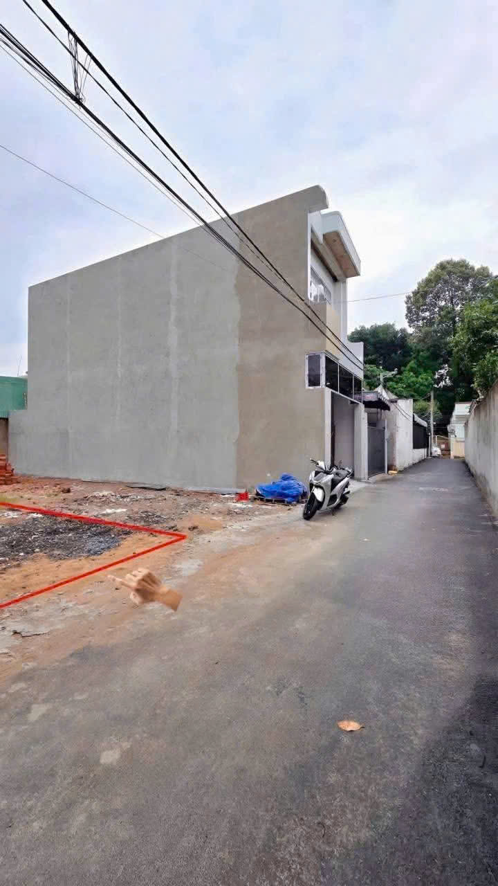 Bán đất ngay ngã tư Tân Phong, sau PCCC, đường nhựa 5m chỉ 2tỷ490