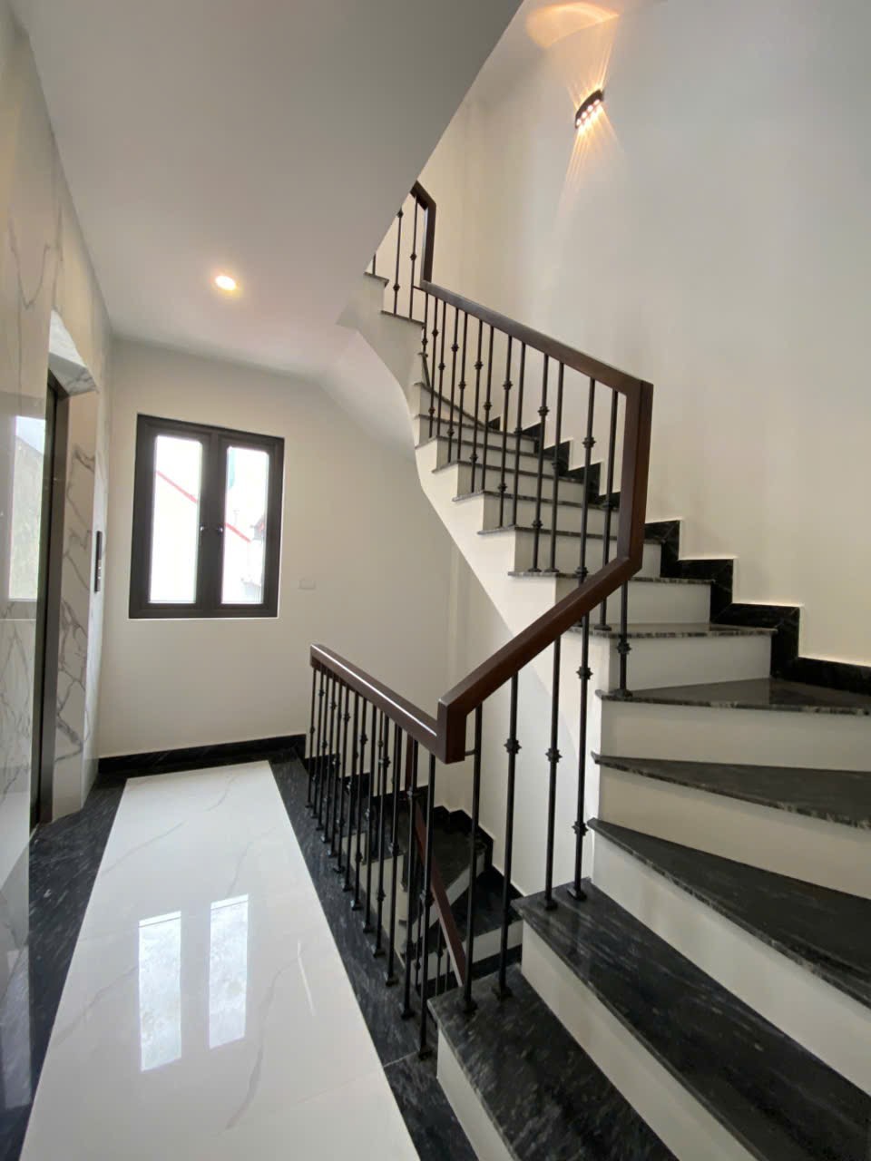 BÁN NHÀ LÔ GÓC 6 TẦNG NGỌC THỤY, 11.2 TỶ