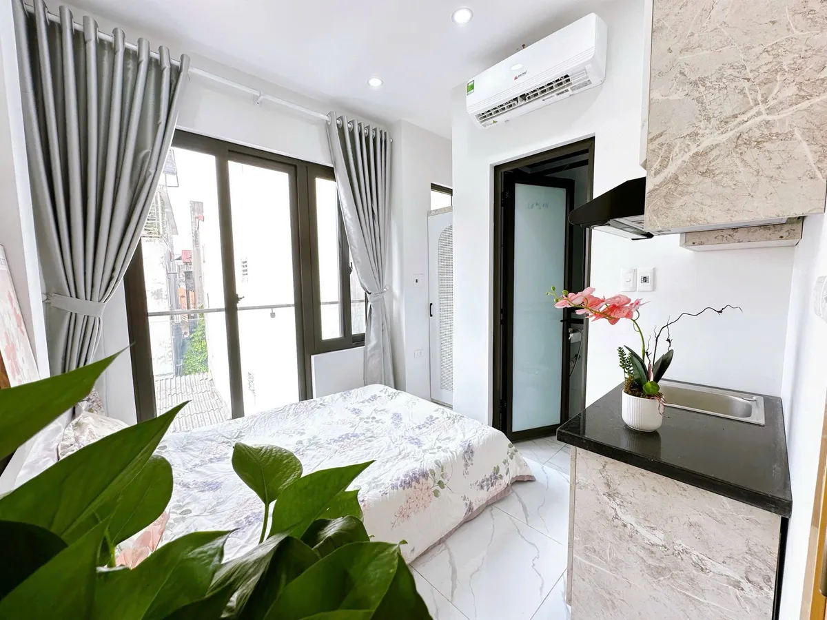 BÁN NHÀ TRUNG TÂM CẦU GIẤY DT 45M NHÀ 5 TẦNG THANG MÁY-NỘI THẤT SANG XỊN-NGÕ NÔNG THẲNG- GIÁ NHỈNH 11 TỶ