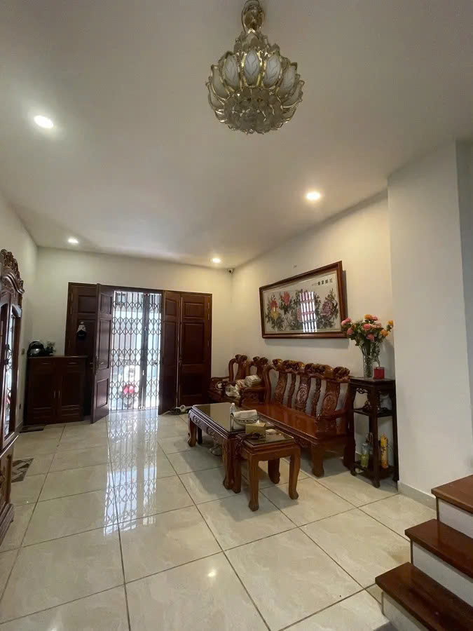 Bán nhà Lạc Long Quân 52m2. 5 tầng. mặt tiền 4.1m. giá 19 tỷ Tây Hồ Hà Nội