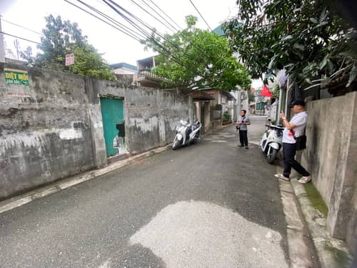 Bán mảnh đất phố Giang Biên , Diện tích 62m2, MT 5.7m,Giá 10 tỷ , Ô tô tránh - Vị đắc địa