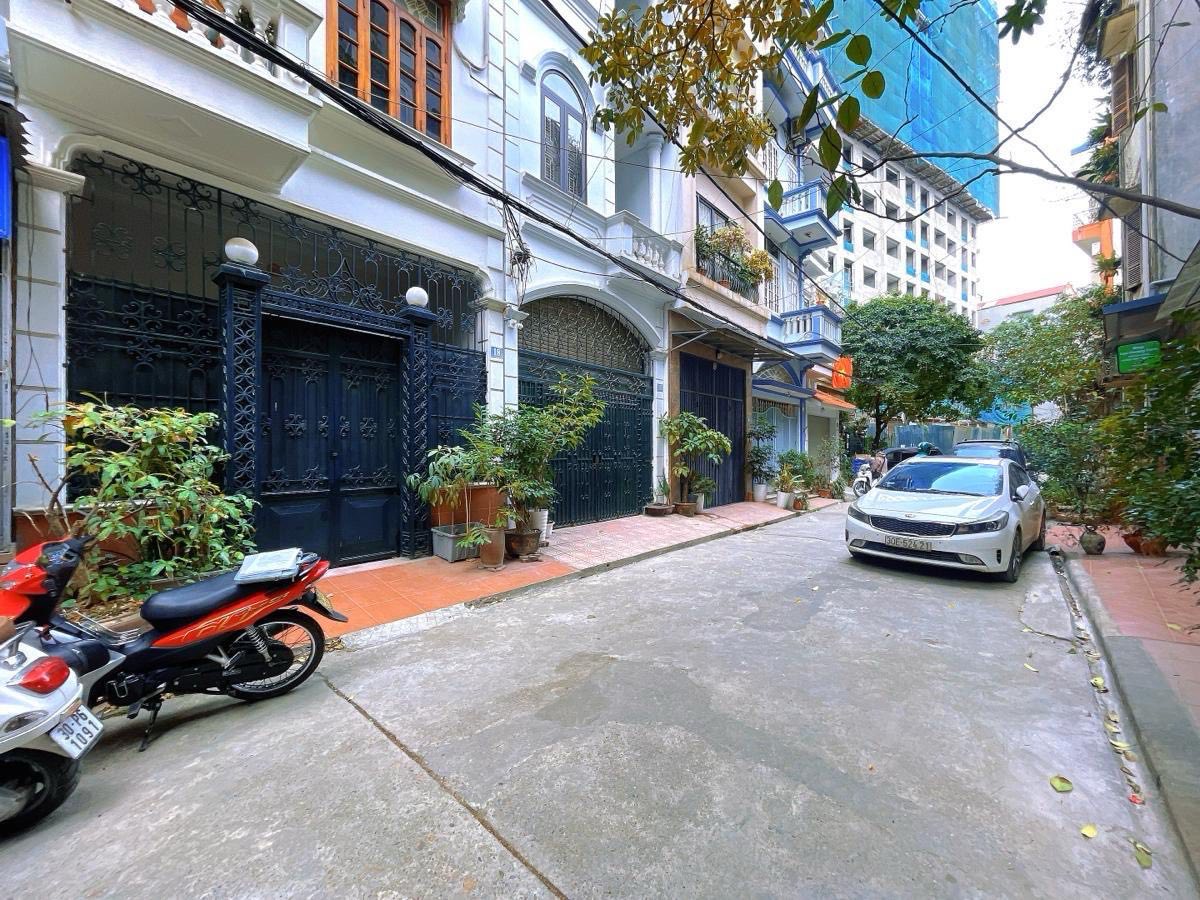 NHÀ ĐẸP PHÙNG CHÍ KIÊN - 56m2 x 4 TẦNG - OTO VÀO NHÀ - KHU VIP. Giá chỉ 17.5 tỷ.