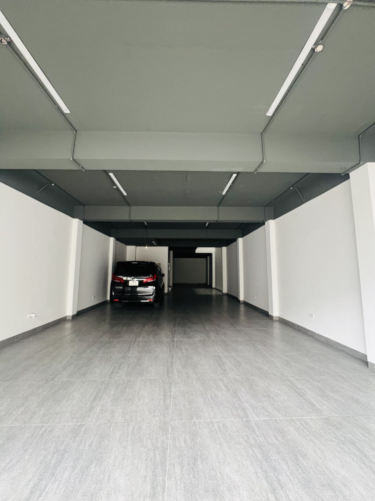 BÁN TOÀ NHÀ 6 TẦNG KẾ BÊN VINHOMES – GARA 10 Ô TÔ – THANG MÁY – THIẾT KẾ 5 SAO – 48 TỶ CHỐT NHANH, DT 180M, MT7M