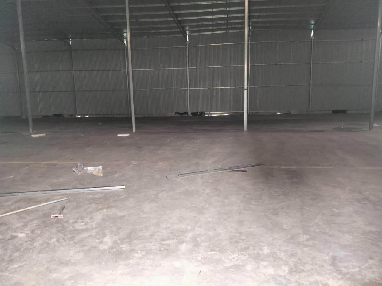 cho thuê kho xưởng tại Nguyễn Xiển , Thanh Xuân , Hà Nội. Diện tích gần 900m2 , xưởng cao 6.5m , mái tôn chống nóng xe