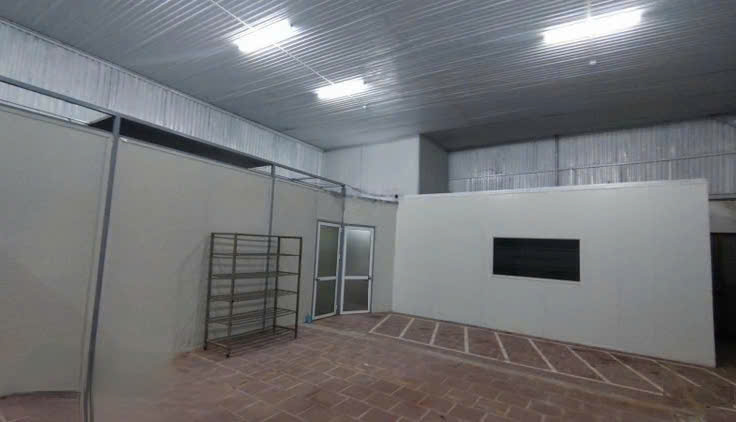 Cho thuê kho xưởng điểm bán hàng online tại Thạch Bàn , Long Biên xe container đỗ cửa nền đá hoa sạch sẽ