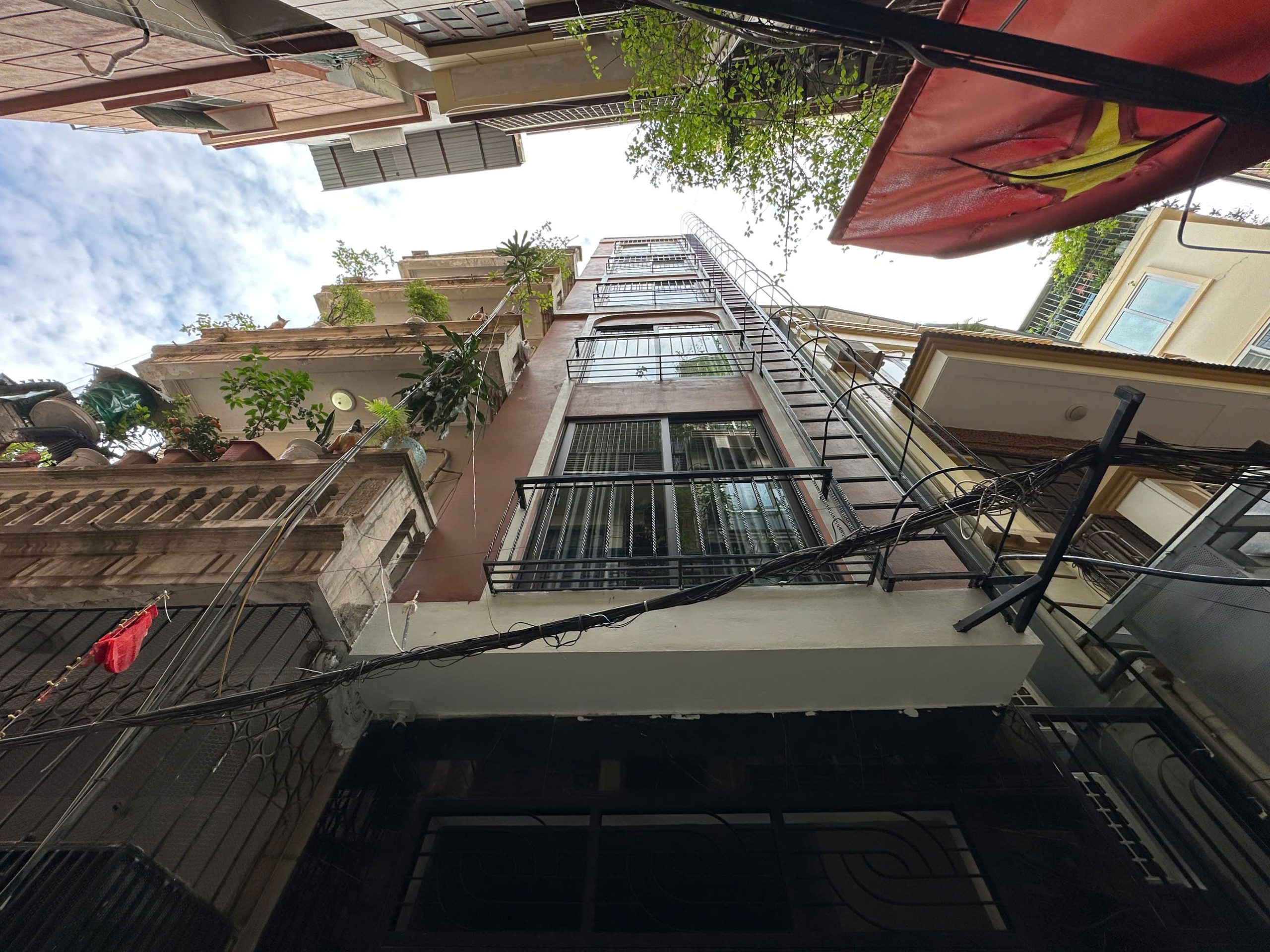 (Tin thật 100%) Tòa CHDV 60m2 x 15CH ngõ 381 Nguyễn Khang - Cách ô tô 30m - Dòng tiền 1,1 tỷ/năm