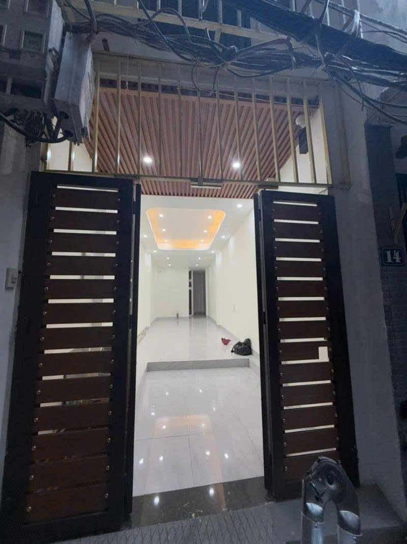 Nhà Lạc Long Quân, 6 tầng thang máy, diện tích 43m, mặt. tiền 3m thoáng đẹp.