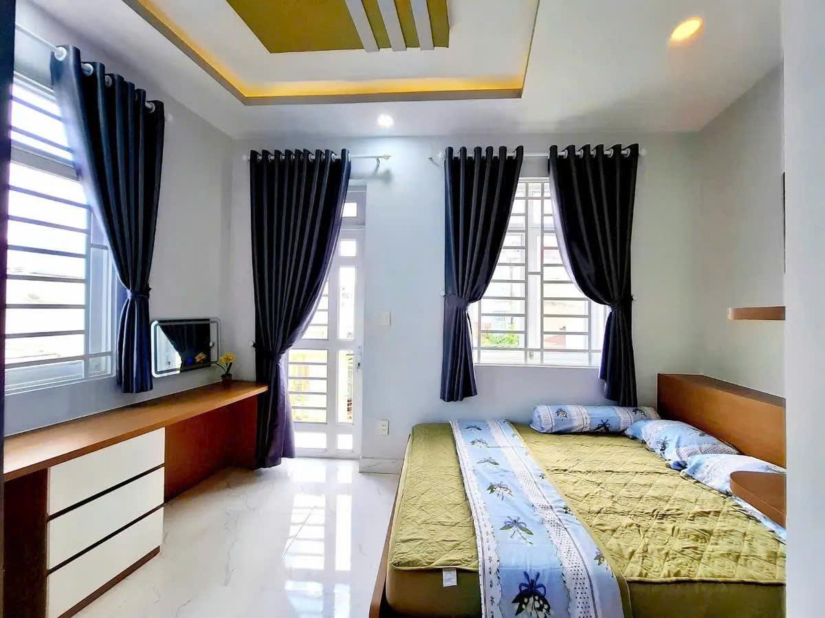 1 căn ra MT, 3 tầng kiên cố, ô tô đổ cửa, ở/kd , HXH Lý Thường Kiệt, chỉ 12.9 tỉ