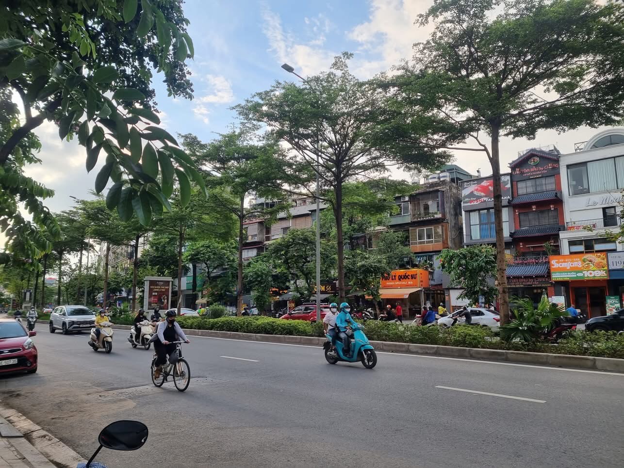 NHÀ ĐÀO TẤN - NHÀ MẶT PHỐ - THOÁNG TRƯỚC SAU, VỈA HÈ RỘNG