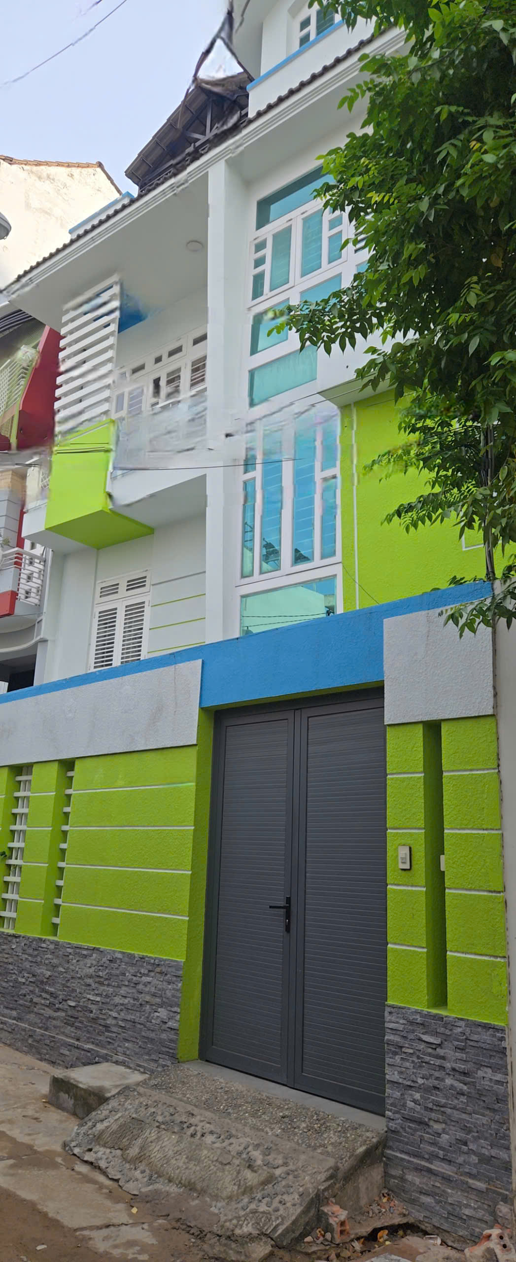 Nhà như biệt thự , ngang 8,4m , diện tích 102m2 , 4 tầng , sổ hồng hoàn công , công chứng trong ngày . Giá chỉ 16 tỷ 500