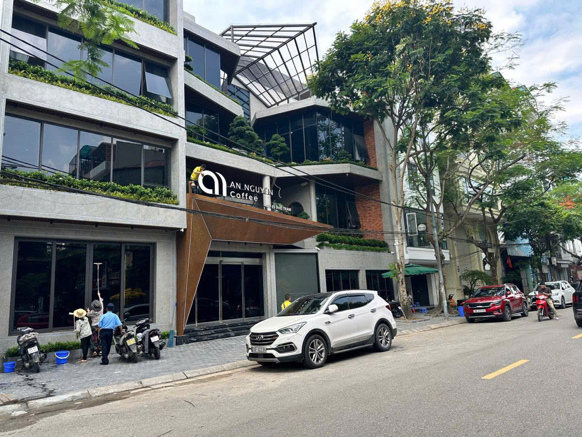 BÁN NHÀ MẶT PHỐ TRẠM LONG BIÊN- DT: 103M² x 5 TẦNG MẶT TIỀN RỘNG VỈA HÈ ĐÁ BÓNG GARA 4 XE ÔTÔ VÀO NHÀ THANG MÁY