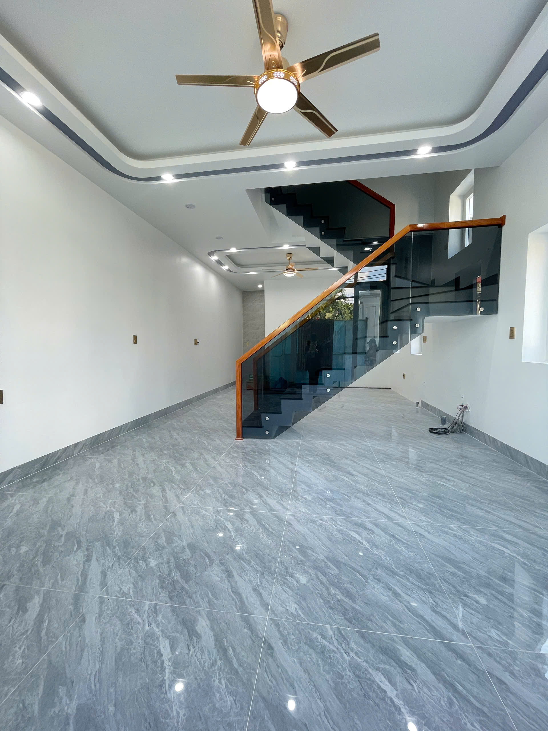 Cho thuê nhà 1 trệt 2 lầu Tân Hiệp, 1 sẹc Đồng Khởi