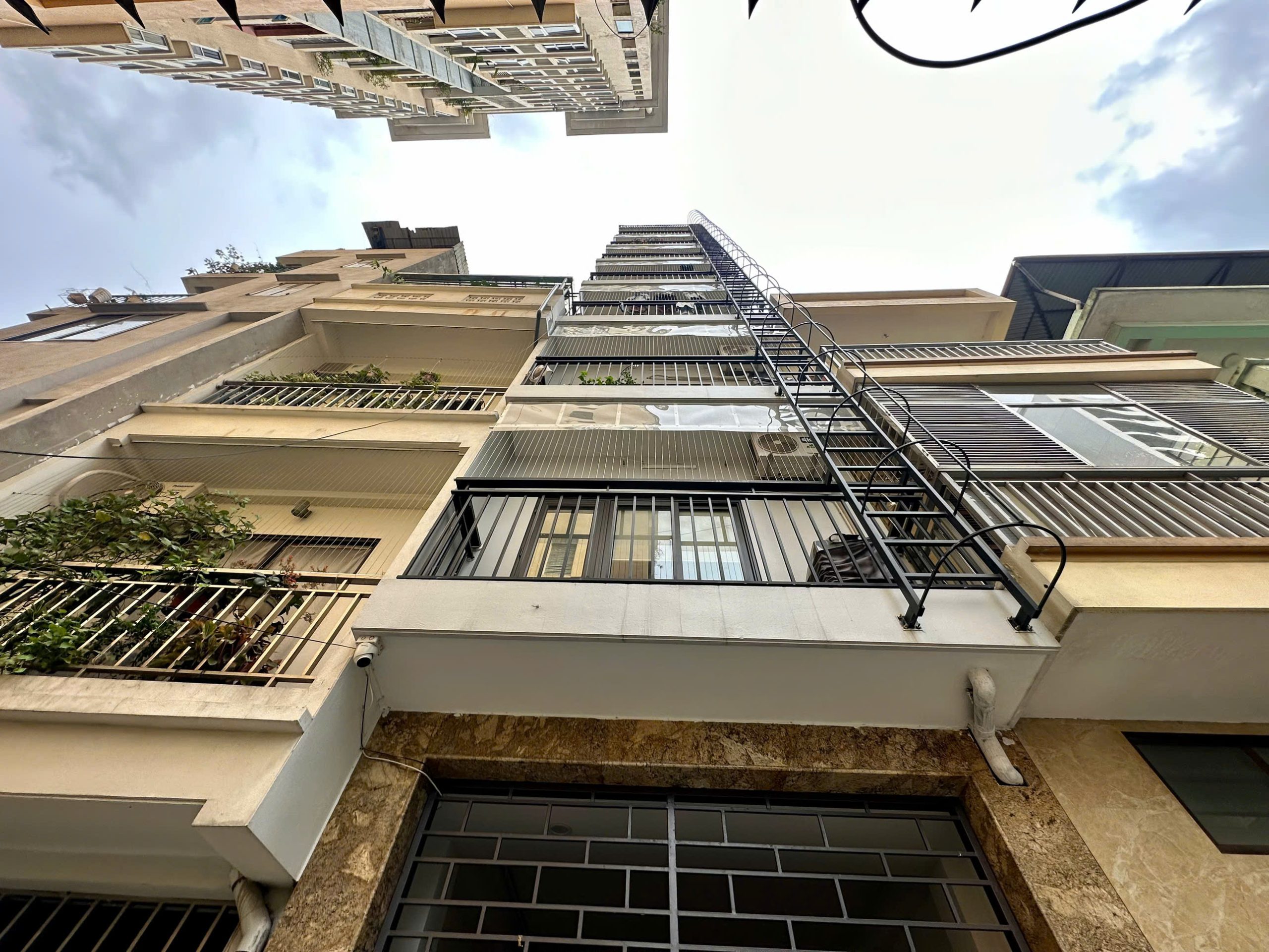(Tin thật 100%) Tòa CHDV 2 mặt tiền 70m2 x 14P tại ngõ 112 Ngọc Khánh - Dòng tiền 1,4 tỷ ~ 6,5%/năm