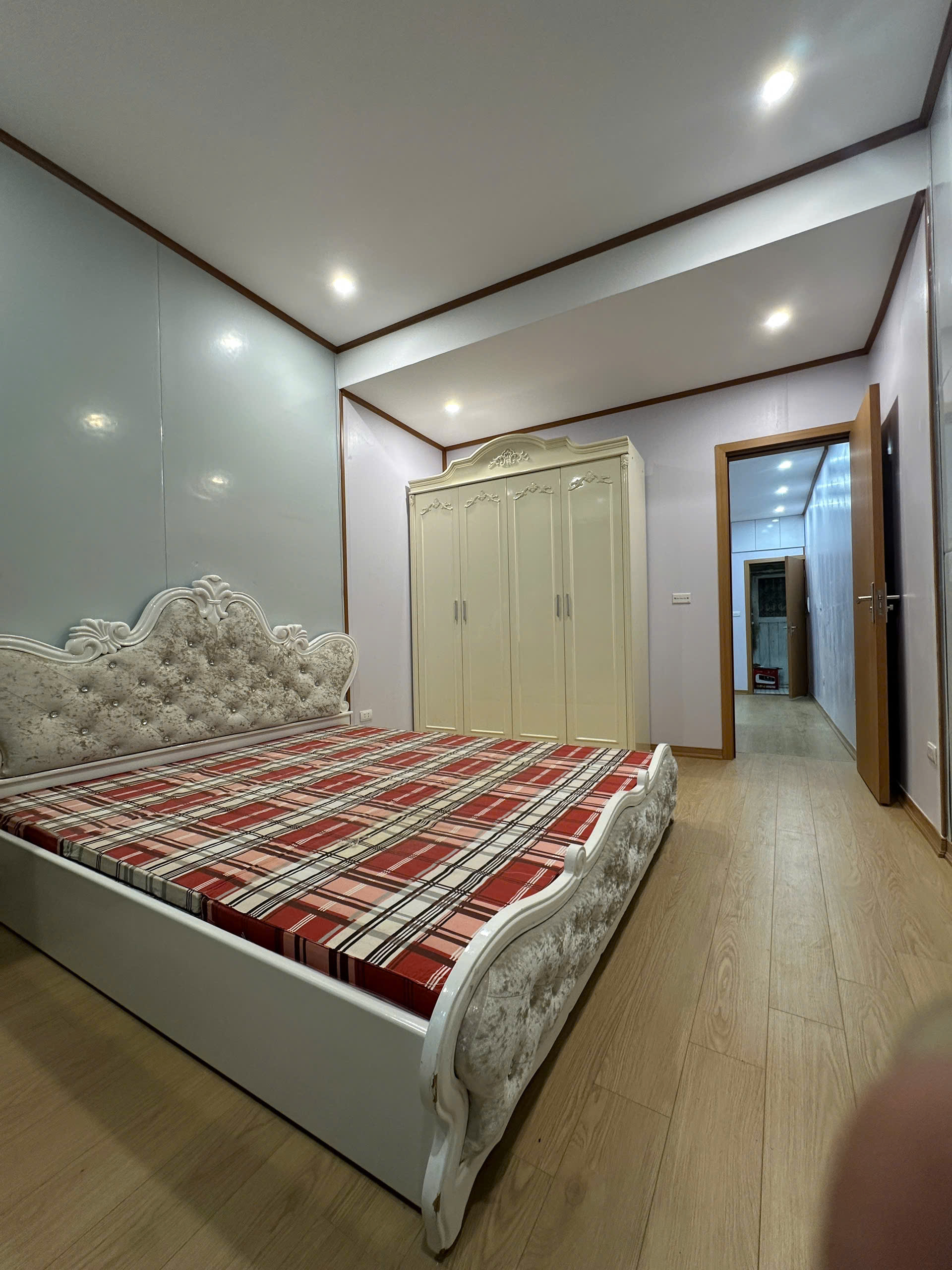 BÁN NHÀ TẬP THỂ THÁI THỊNH – 50M, 2 NGỦ, FULL NỘI THẤT – Ô TÔ ĐỖ CỬA – CHỈ 30M RA PHỐ – GIÁ CỰC MỀM! LH 0975 124 520