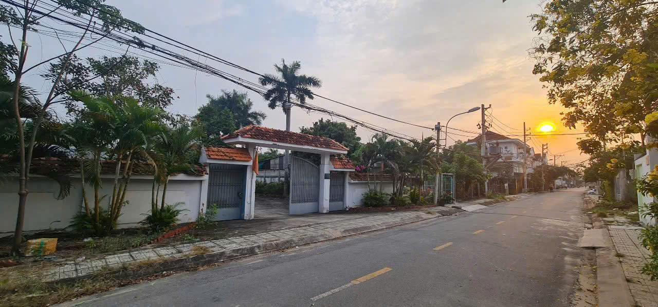 BÁN GẤP LÔ ĐẤT 2 MẶT TIỀN – NHỊ BÌNH 16, HÓC MÔN – 2.385m² CÓ NHÀ, SỔ RIÊNG