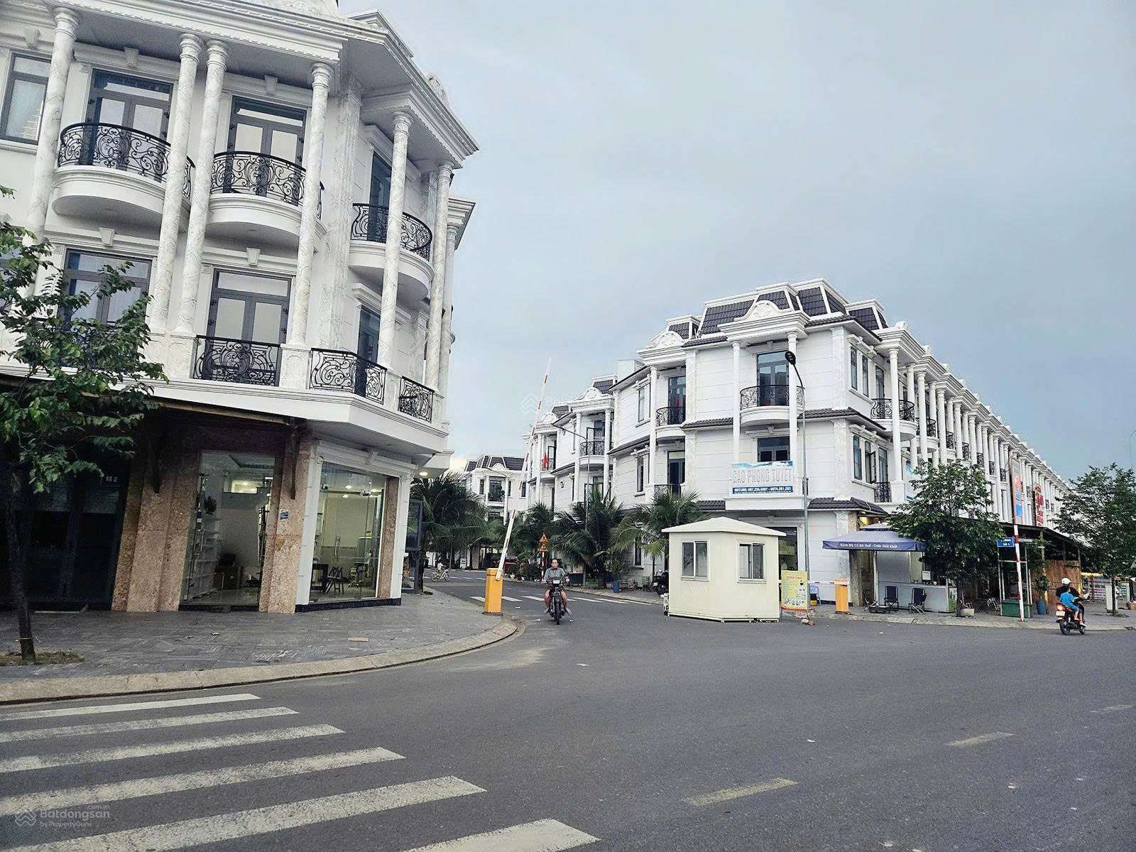 Dự án nhà liền kề sẵn sổ đỏ,bàn giao nội thất cơ bản,diện tích 68m2,tk 3 tầng mặt tiền rộng 4m.