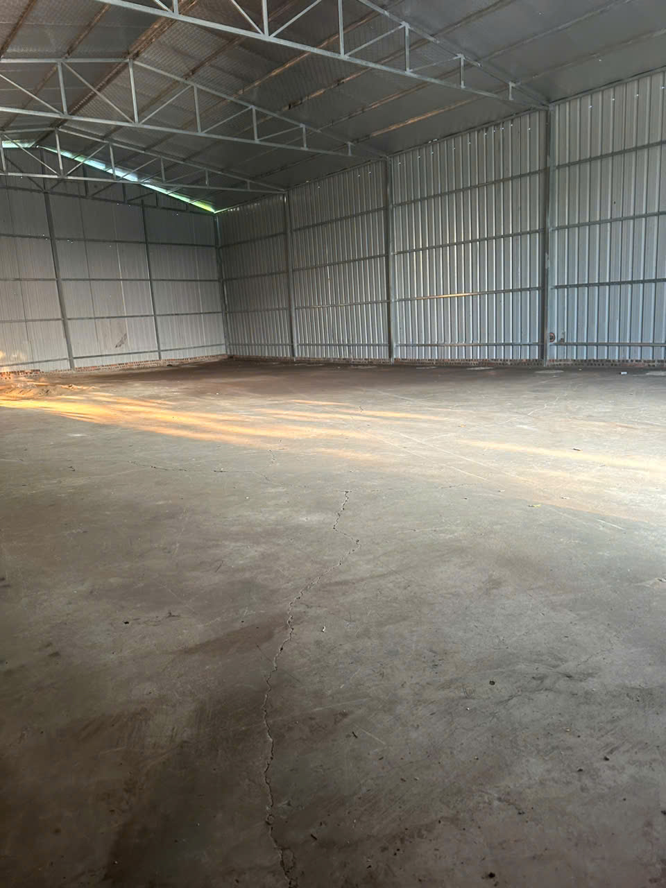 cho thuê kho xưởng tại Đại Thanh, Thanh Trì, Hà Nội. Diện tích 360m kho xưởng kiên cố cao 6m , điện 3 fa, nước sạch đầy