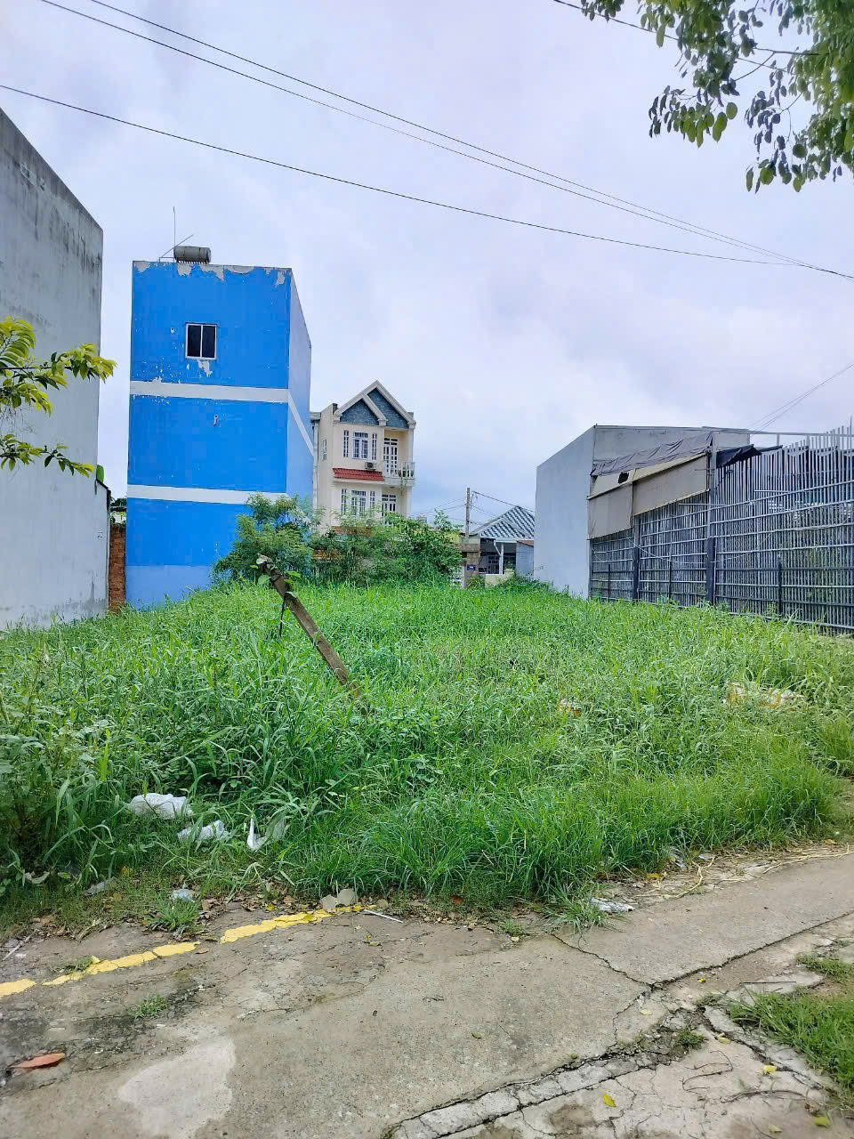 CẦN BÁN MẶT TIỀN SONG HÀNH-LÔ ĐẤT HAI MẶT HẺM TRƯỚC SAU KINH DOANH SẦM UẤT- HÓC MÔN-TPHCM