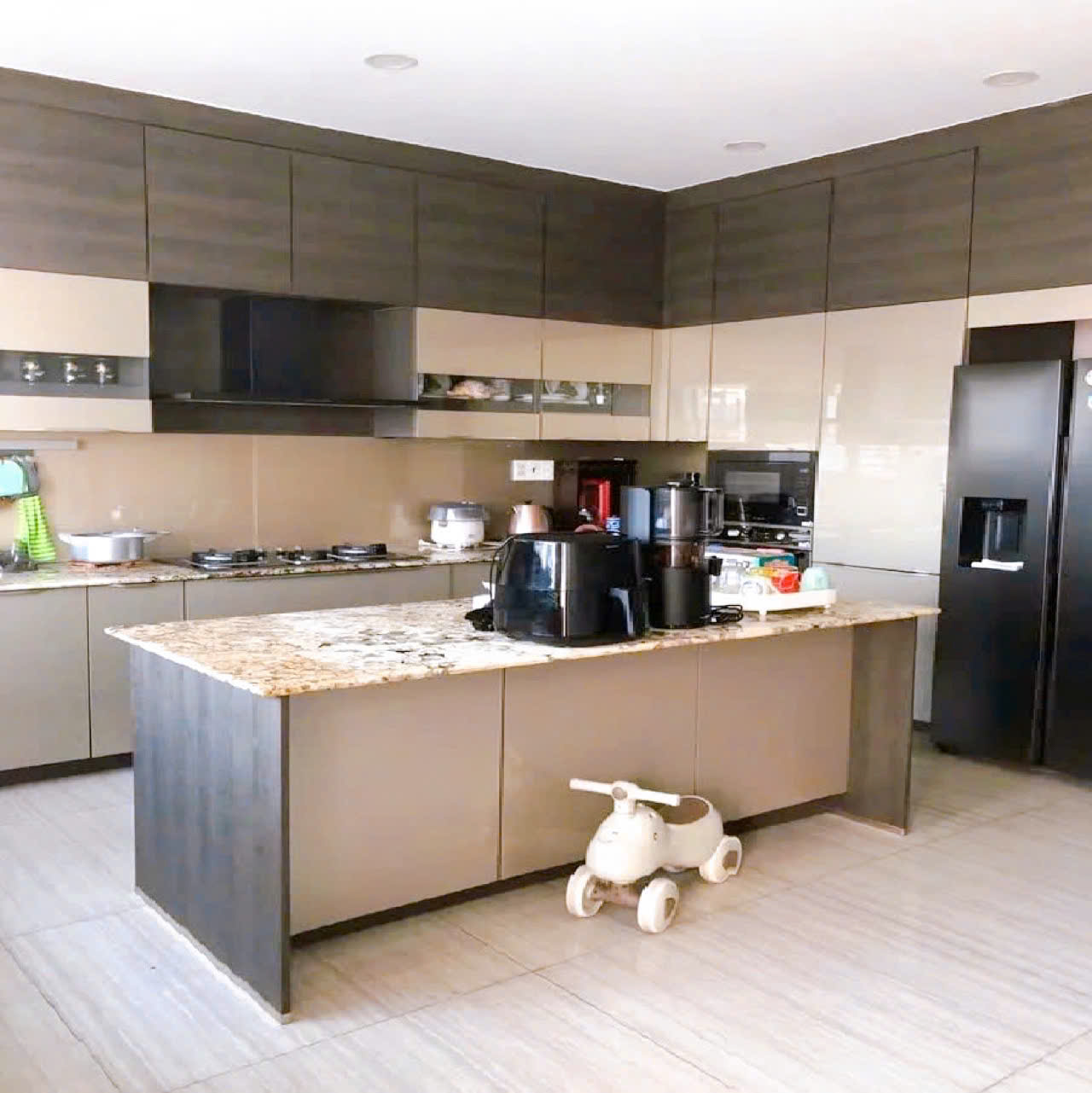 Nhà MẶT TIỀN – HUỲNH VĂN BÁNH – QUẬN PHÚ NHUẬN – 5 TẦNG – THANG MÁY – 5.3 x 23 m – 42 TỶ